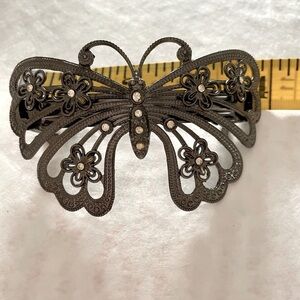 🐾 Beaded butterfly hair clip